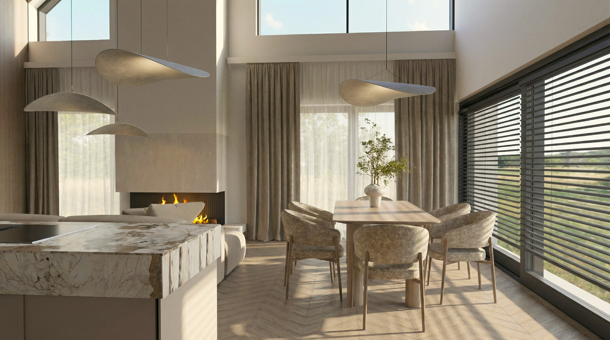 Jasne wnętrze jadalni z kominkiem i dużymi oknami z żaluzjami. Minimalistyczne lampy wiszące, drewniany stół i krzesła. Parkiet ułożony w jodełkę. Ciepłe, naturalne światło.