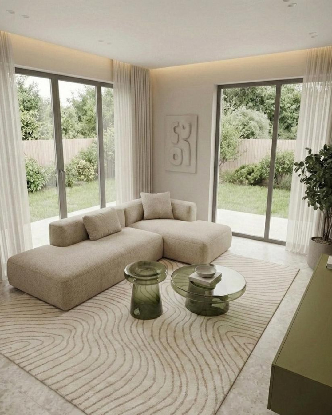 Jasny salon z narożnikiem, stolikami kawowymi z zielonego szkła i wzorzystym dywanem. Duże okna z widokiem na ogród. Minimalistyczny wystrój wnętrza.