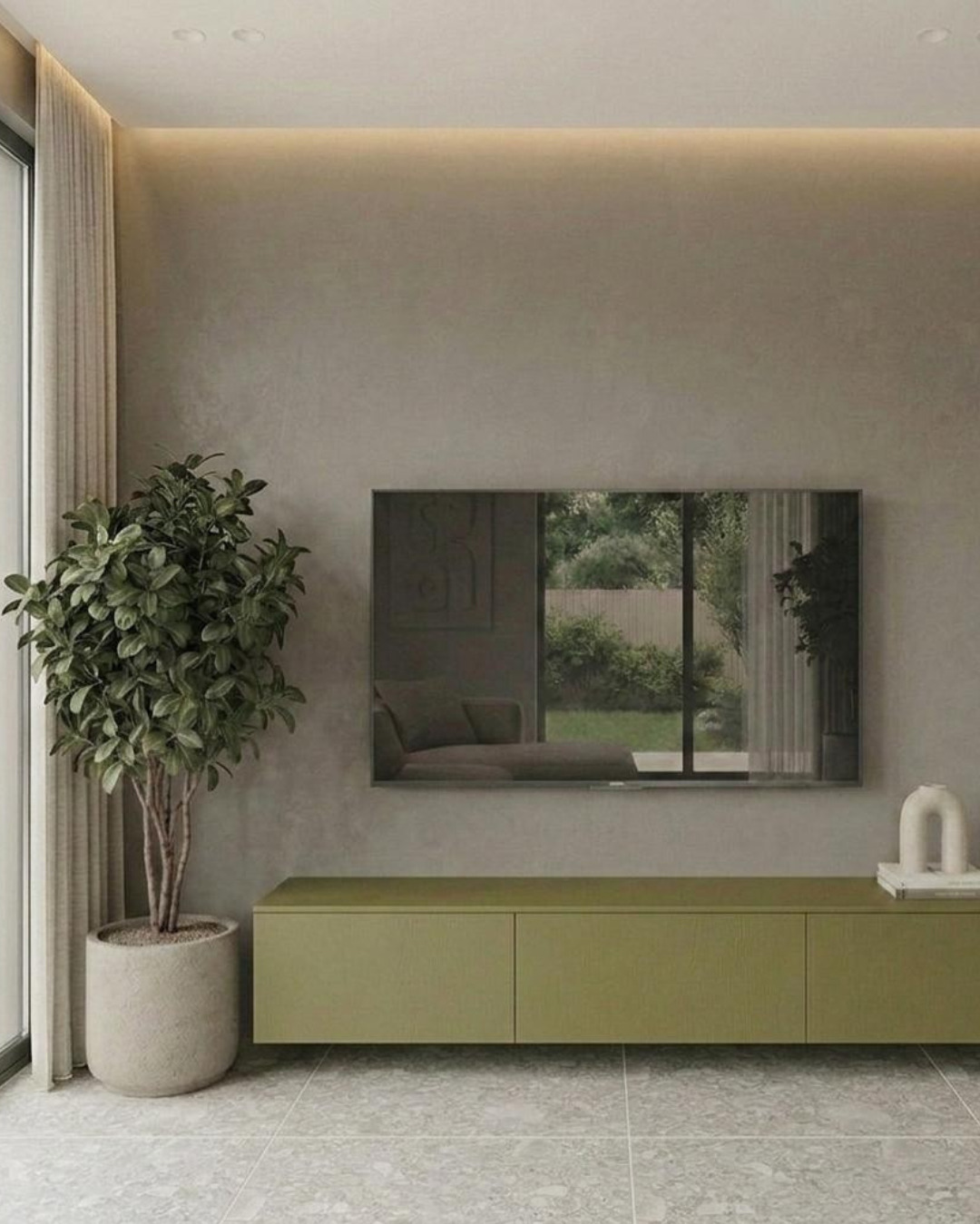 Minimalistyczny salon z zieloną szafką RTV, rośliną w donicy i lustrem imitującym okno. Stonowana kolorystyka, gładkie ściany i subtelne oświetlenie.