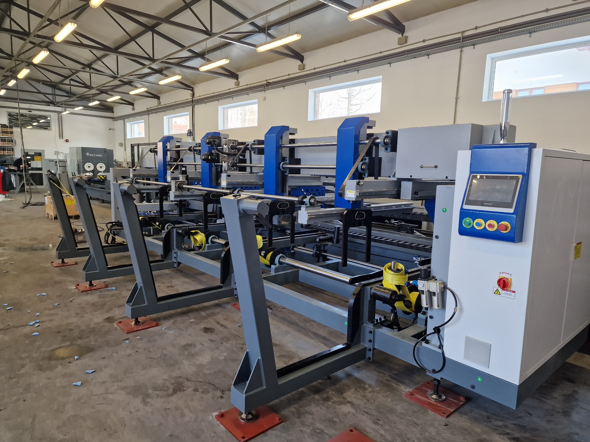 Laser do cięcia profili z automatycznym załadunkiem pakietów profili.