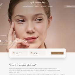 Przemysław Świercz - Strona internetowa salonu kosmetycznego z ofertą terapii trądzikowej. Modelka z dłonią przy twarzy, stonowana kolorystyka, minimalistyczny design. Informacje o cenie i czasie trwania.