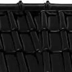 Czarne, ceramiczne elementy ułożone dachówkowo, glazura odbija światło, tworząc błyszczącą powierzchnię.