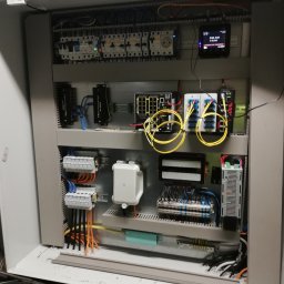 Wykonywanie szaf sterująco-zasilających dla różnych systemów