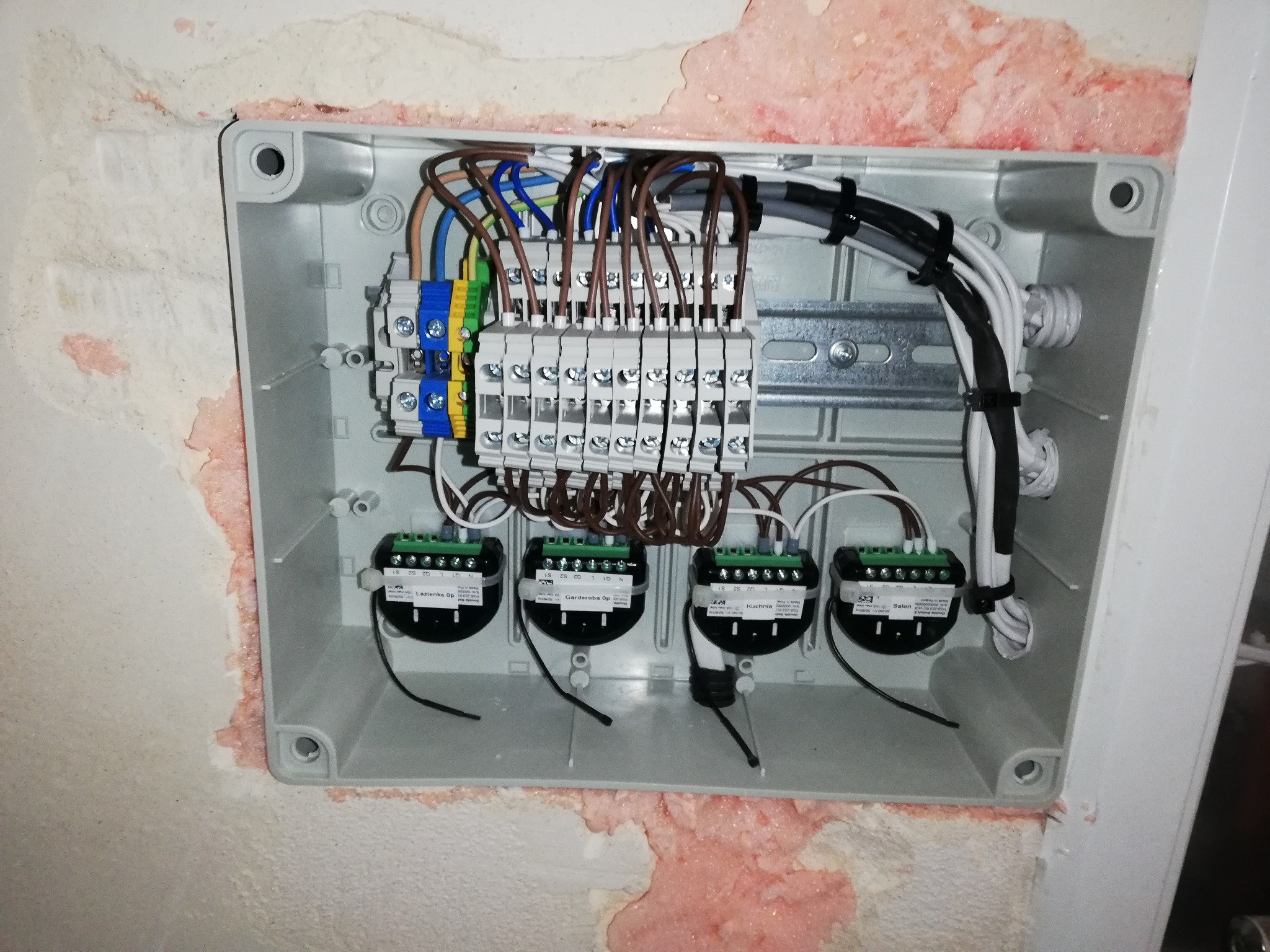 Solidne i przejrzyste wykonywanie układów sterowania dla systemów domu inteligentego