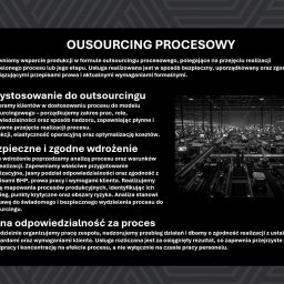 QUALIFORCE SPÓŁKA Z OGRANICZONĄ ODPOWIEDZIALNOŚCIĄ - Grafika z tekstem o outsourcingu procesowym i zdjęciem hali produkcyjnej z linią montażową. Tekst: dostosowanie, bezpieczne wdrożenie, pełna odpowiedzialność.