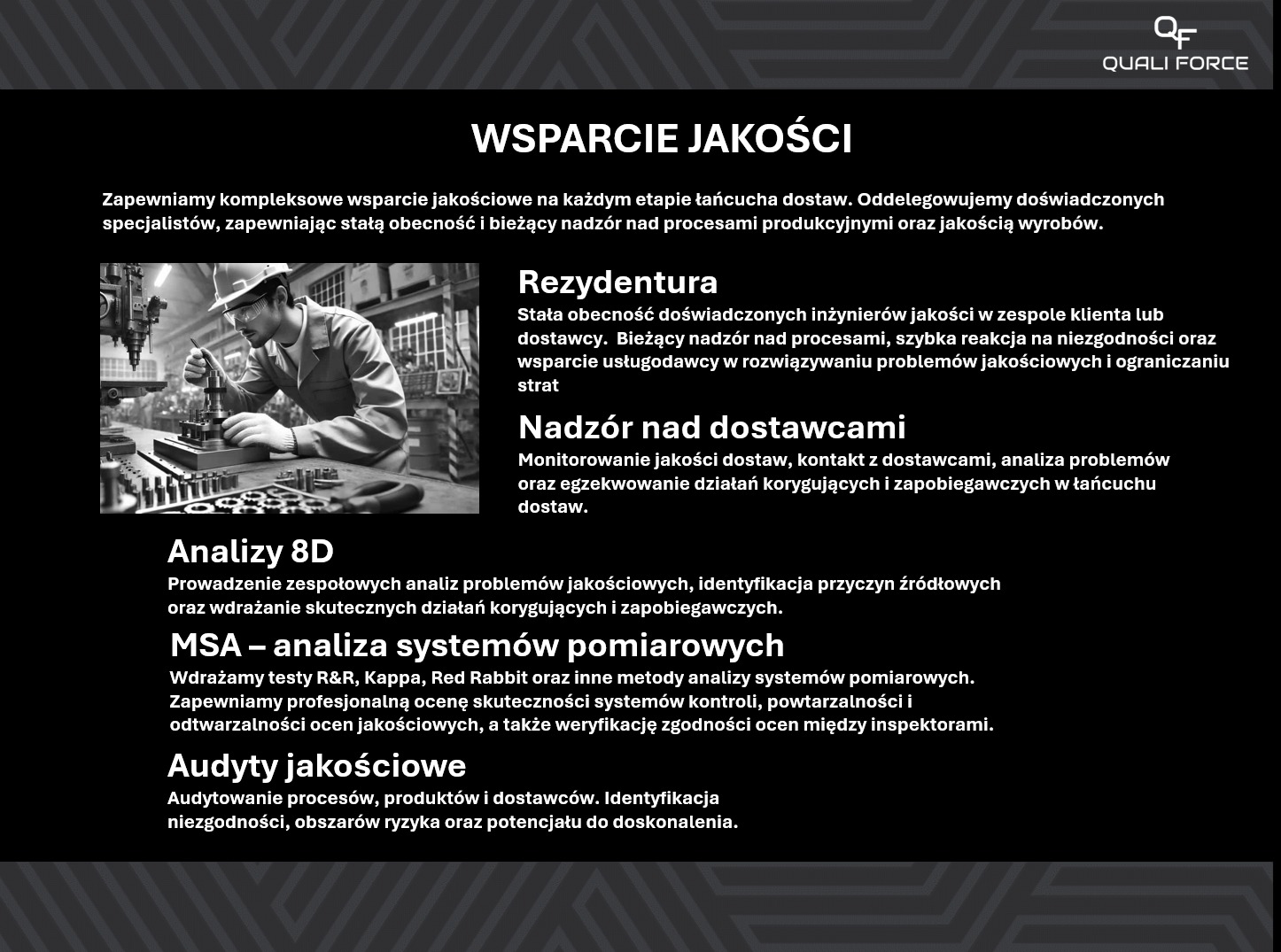 Inżynier jakości w okularach ochronnych, pochylony nad precyzyjnym urządzeniem pomiarowym w hali produkcyjnej. Kontrola jakości i wsparcie procesów produkcyjnych.