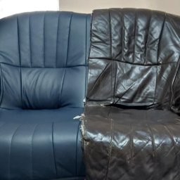 Kadr sofy: połowa po renowacji w granatowej skórze, druga w zniszczonej, brązowej. Widoczne detale tapicerki i różnica w jakości wykonania.