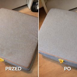 SofaClinic - Poduszka siedziska w odcieniach szarości, z widocznym efektem czyszczenia: po lewej stronie 'przed', po prawej 'po'. Pomarańczowe obszycie i żółty uchwyt.