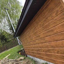 Trans-Blach2 - Rąbek stojący 9005MAT + Deska elewacyjna Multigloss