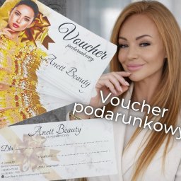 ANETT BEAUTY ANETA KRĘCICHWOST - Kobieta prezentuje vouchery podarunkowe Anett Beauty Salon Kosmetyczny. Marmurkowy wzór, złote akcenty, elegancki design. Promocja usług kosmetycznych.
