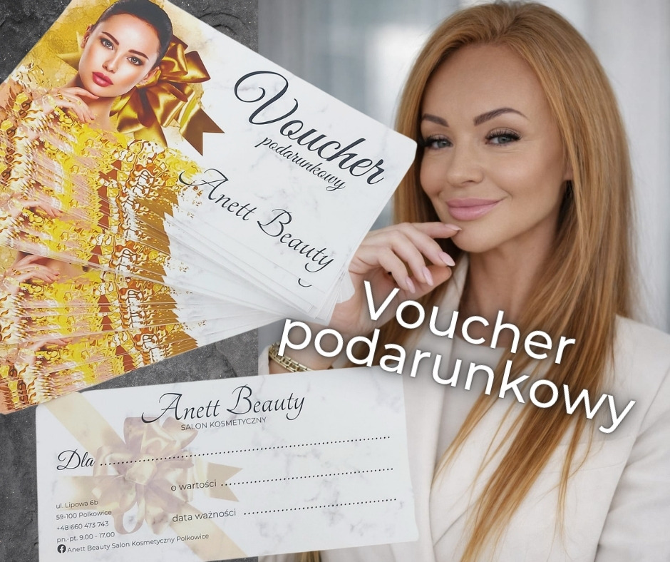 Kobieta prezentuje vouchery podarunkowe Anett Beauty Salon Kosmetyczny. Marmurkowy wzór, złote akcenty, elegancki design. Promocja usług kosmetycznych.