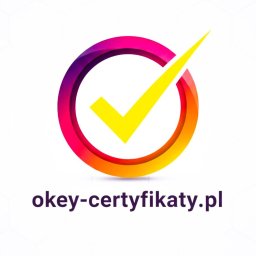 Lucyna Kwapińska - Kolorowe logo z symbolem akceptacji i adresem strony okey-certyfikaty.pl na białym tle. Grafika promująca usługi związane z certyfikatami.