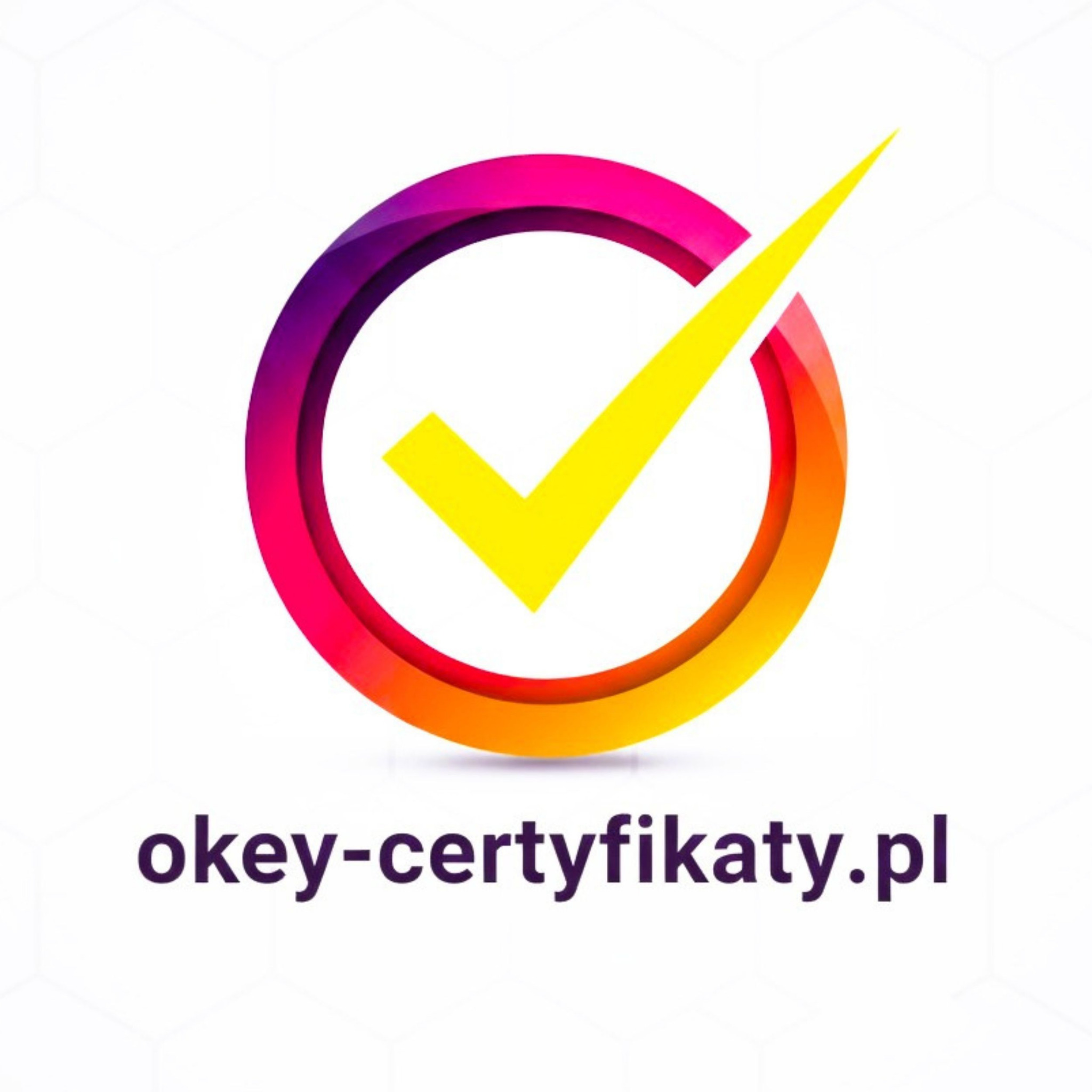 Kolorowe logo z symbolem akceptacji i adresem strony okey-certyfikaty.pl na białym tle. Grafika promująca usługi związane z certyfikatami.