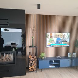 Albert Styl - Lamele drewnopodobne na czarnym tle.