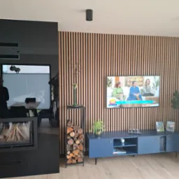 Lamele drewnopodobne na czarnym tle.