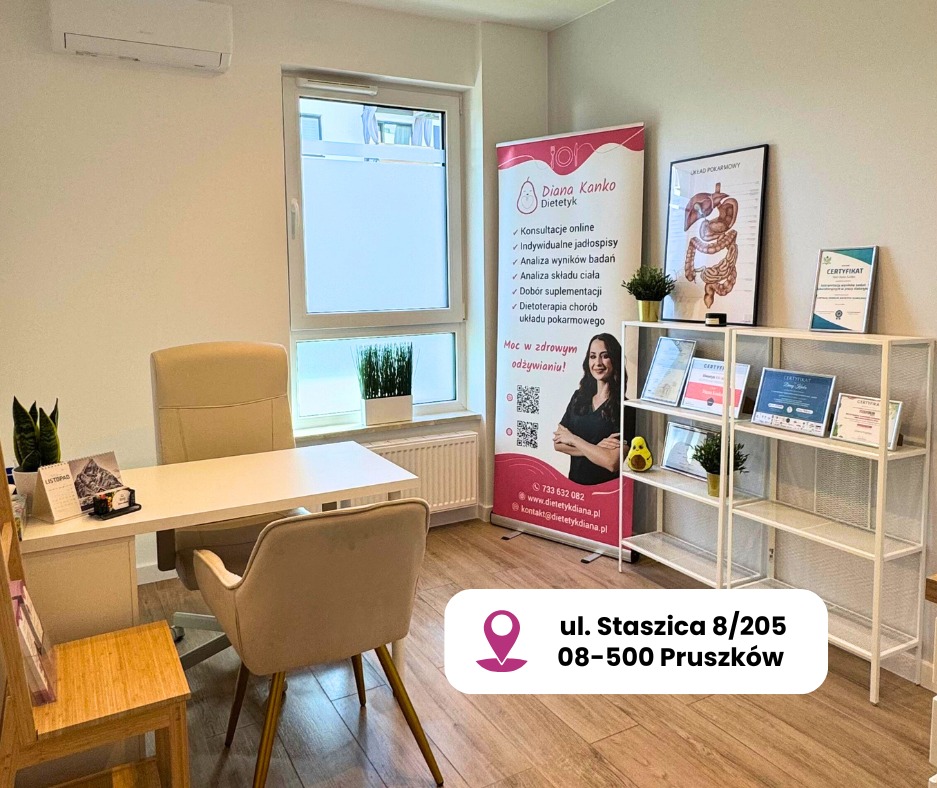 Gabinet dietetyczny w Pruszkowie: biurko, krzesła, regał z certyfikatami, baner reklamowy z ofertą konsultacji i analiz. Jasne wnętrze, profesjonalny wystrój.