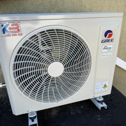 KLIMA-BROTHERS PIOTR ŚLIWKA - Zewnętrzna jednostka klimatyzacji GREE zamontowana na dachu, widoczna z boku. Na obudowie logo firmy instalacyjnej Klima Brothers i oznaczenie Inverter.