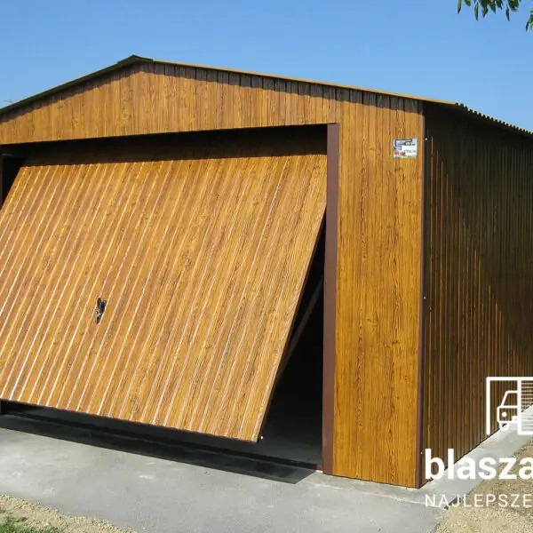 Garaż z blachy drewnopodobnej z częściowo otwartą bramą segmentową, widoczne detale faktury blachy i konstrukcji. Jasne, słoneczne oświetlenie.