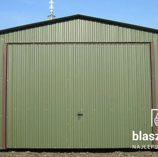 Zielony garaż z blachy trapezowej, brązowe obramowanie bramy, widoczna cerkiew w tle. Prosty, funkcjonalny design.