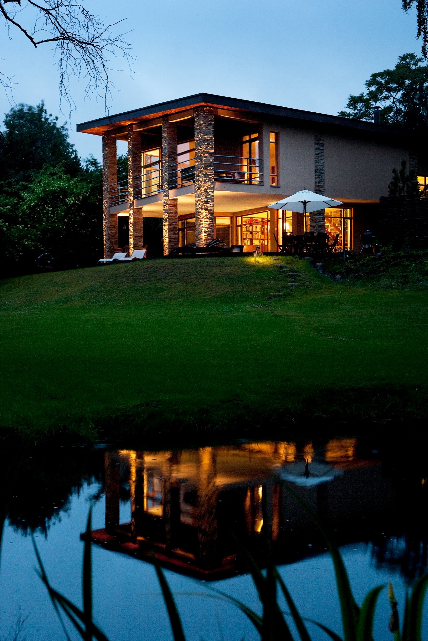 Budowa domu jednorodzinnego – organizacja inwestycji i współpraca z wykonawcami.