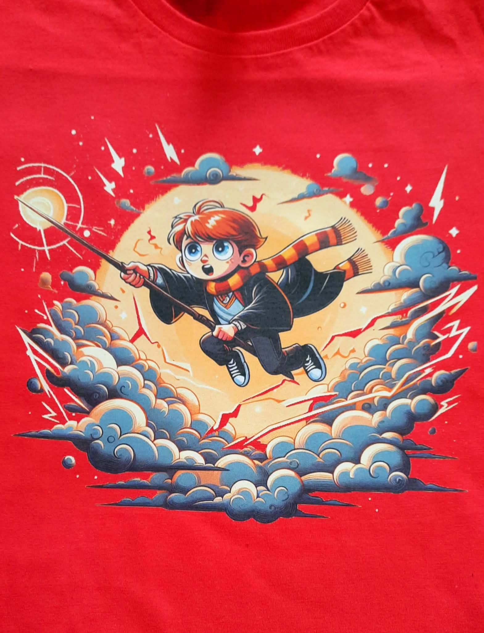 Czerwona koszulka z nadrukiem: animowany czarodziej na tle księżyca, chmur i błyskawic. Grafika w stylu komiksowym.