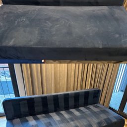 Slawek Karbivnychyi - Dwuczęściowe ujęcie sofy: górna część pokazuje sofę przed czyszczeniem, a dolna po, z widocznymi różnicami w czystości i odświeżeniu koloru.