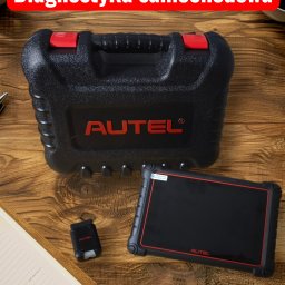 Autel Scan Profesjonalna diagnostyka samochodowa. - Zestaw diagnostyczny Autel: czarna walizka, tablet z odklejoną folią ochronną i adapter na drewnianym biurku z notatnikiem. Narzędzia do diagnostyki samochodowej.