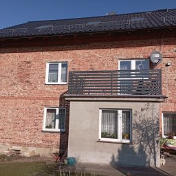 «Ostatni projekt: renowacja domu ponad 200-letniego. Pomimo złego stanu pierwotnego, przywróciliśmy fasadę do pełnej świetności, zachowując historyczny charakter budynku.»