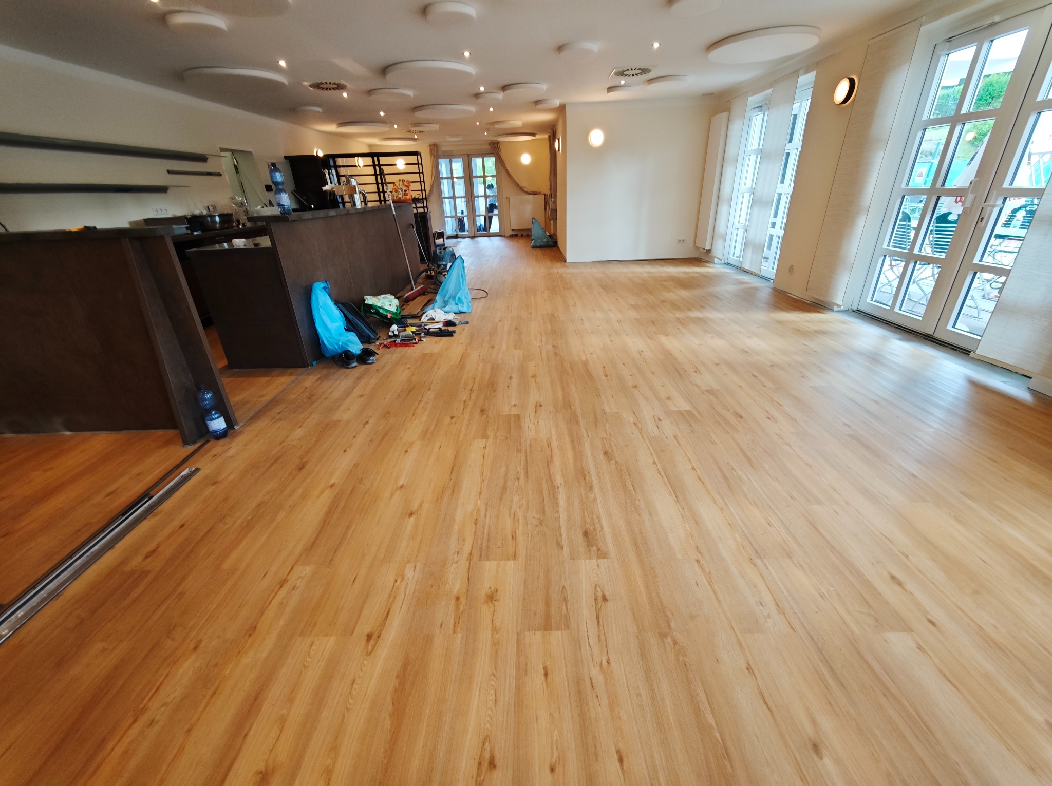 Odświeżenie i wymiana paneli z PCV na laminowane 130 m2