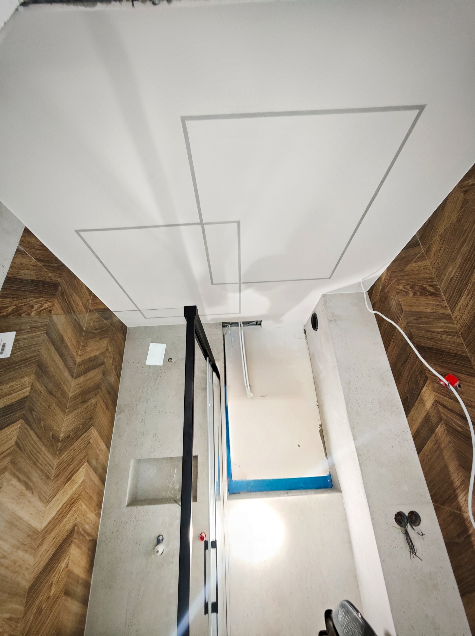 mała realizacja ,sufit podwieszany z płyty gk z licowanymi listwami Led +montaż kabiny prysznicowej
