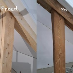 Piotr Gajda - Drewniana belka stropowa w skosie dachu: surowe drewno (przed) i bejcowana (po). Widoczne sęki i usłojenie drewna. Ujęcie z dołu, perspektywa podkreśla skos.