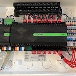 Maciej Nowicki Instalacje Elektryczne - Rozdzielnica elektryczna z modułem sterującym, widok z góry. Precyzyjne okablowanie w skrzynce w Namysłowie. Elementy automatyki i zabezpieczeń.