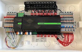 Rozdzielnica elektryczna z modułem sterującym, widok z góry. Precyzyjne okablowanie w skrzynce w Namysłowie. Elementy automatyki i zabezpieczeń.