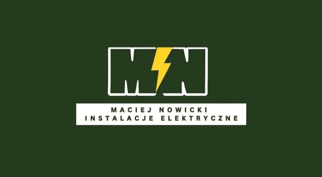Logo firmy Maciej Nowicki Instalacje Elektryczne z symbolem błyskawicy w kolorze żółtym, na ciemnozielonym tle. Minimalistyczny design.