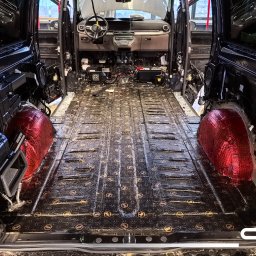 Pierwsza warstwa wygłuszenia wnętrza Mercedes klasy V.