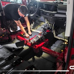 Marcin Piech - Naklejanie pianki akustycznej o zamkniętej strukturze.