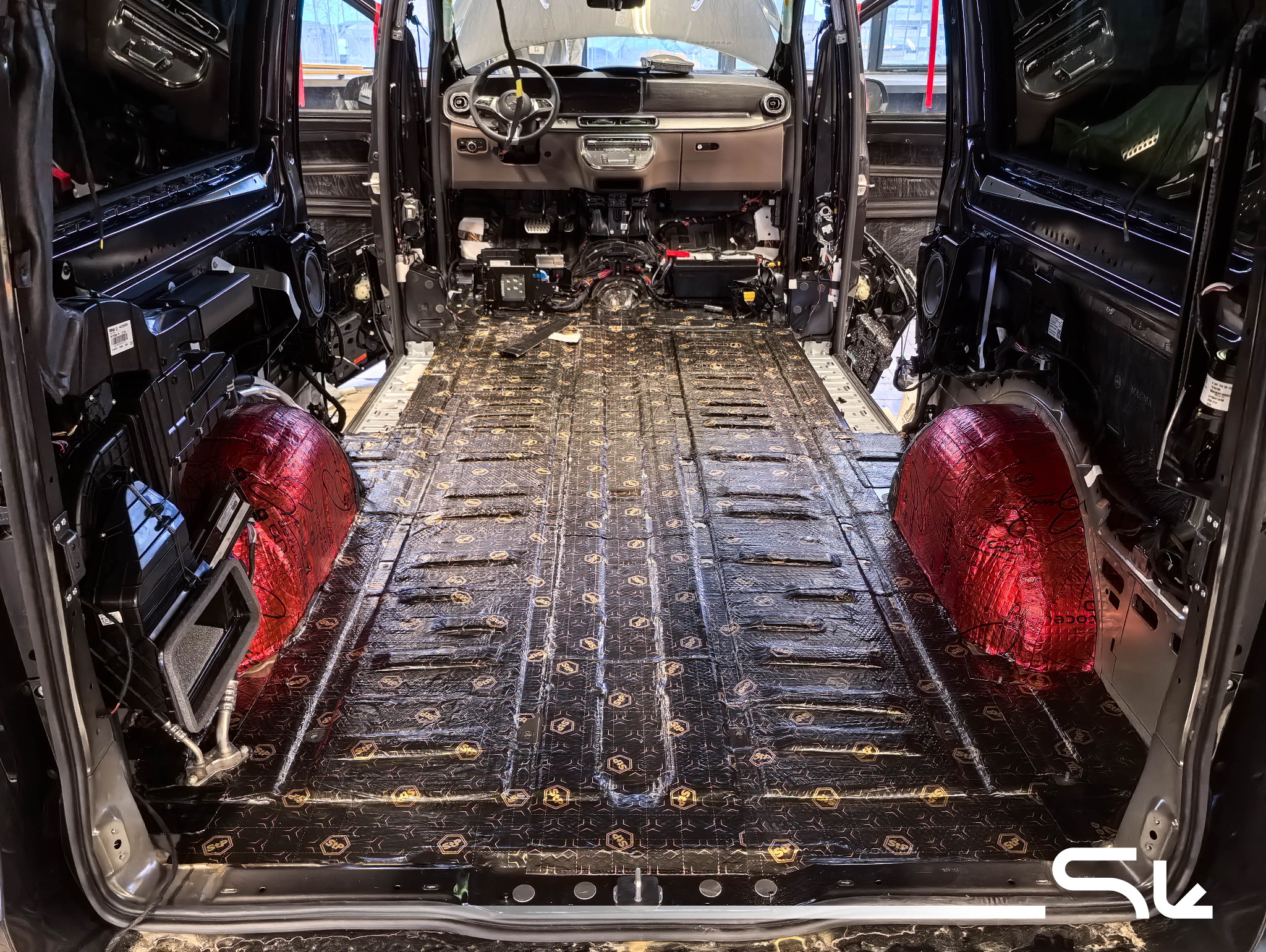 Pierwsza warstwa wygłuszenia wnętrza Mercedes klasy V.