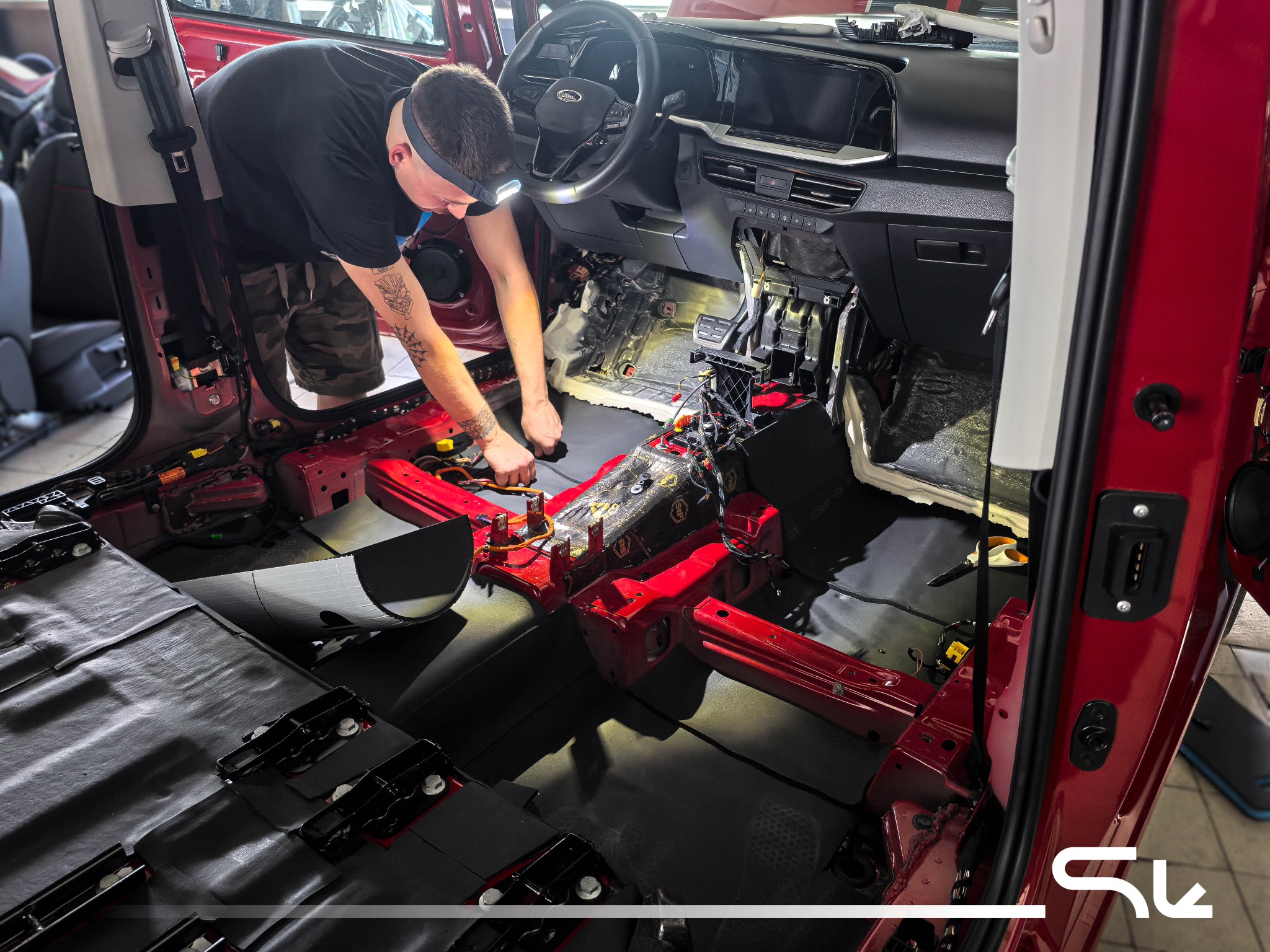 Naklejanie pianki akustycznej o zamkniętej strukturze.