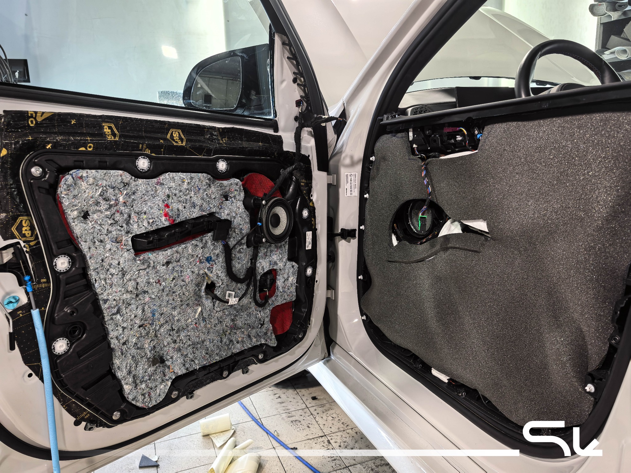 Finalna warstwa wyciszenia drzwi.