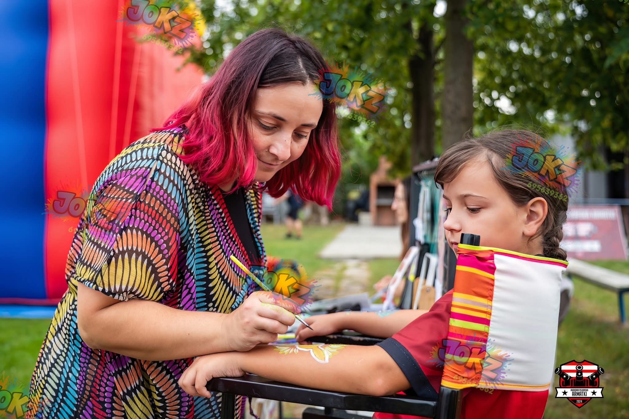 ja w trakcie malowania twarzy