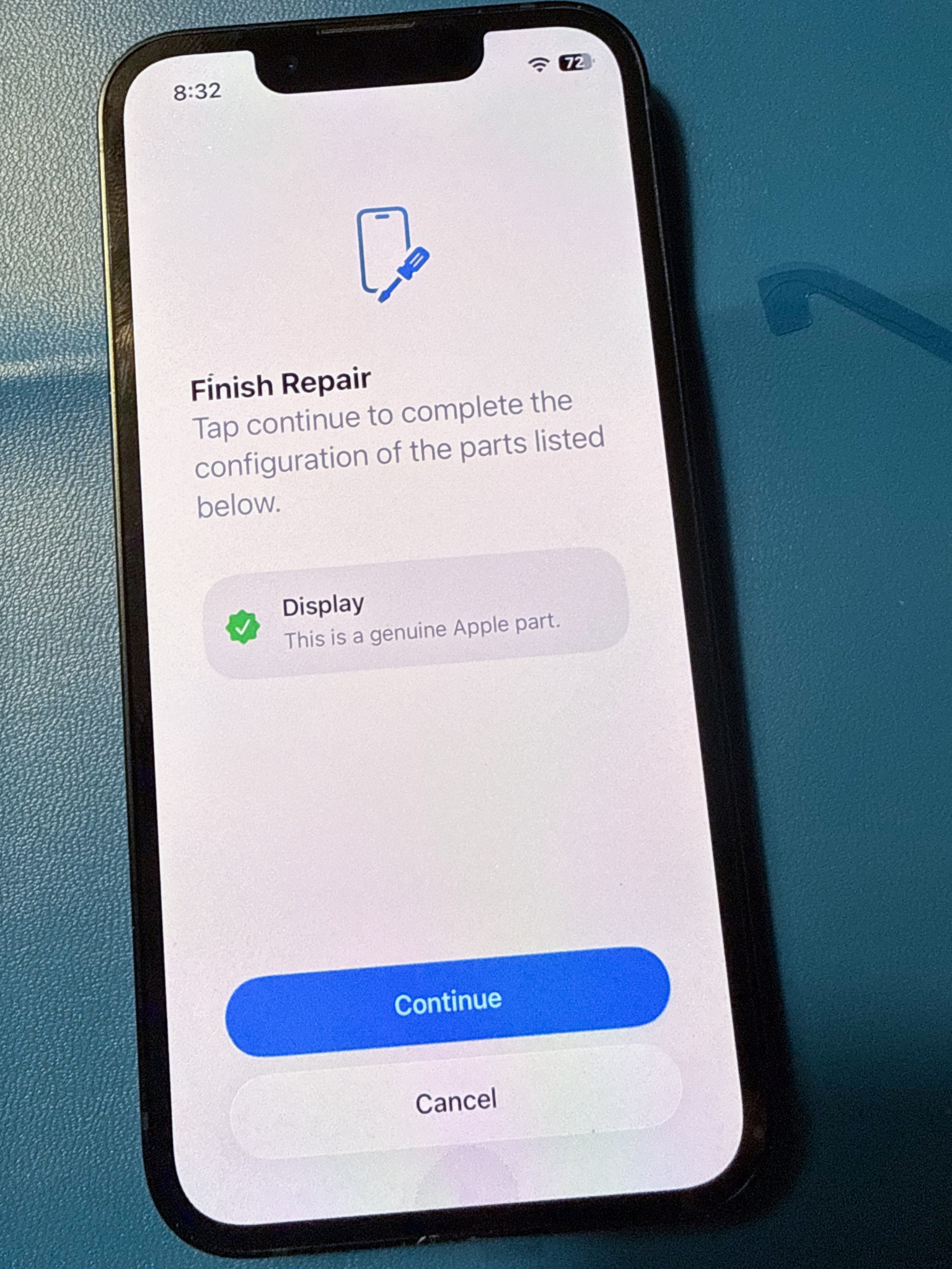 Ekran iPhone po naprawie wyświetla komunikat 'Finish Repair' z informacją o wymianie na oryginalną część Apple (wyświetlacz). Widoczne przyciski 'Continue' i 'Cancel'.