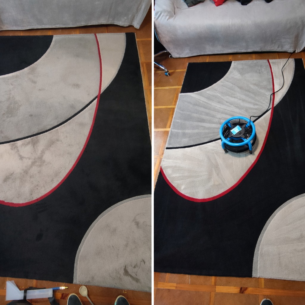 Dywan z geometrycznym wzorem, widok przed i po czyszczeniu. Po prawej stronie dywanu stoi niebieski wentylator. Widoczna różnica w czystości.