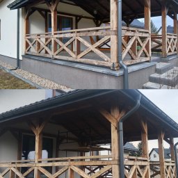 ELASER - Drewniana altana z balustradą w kratkę, szara rynna, jasny budynek w tle. Widok z zewnątrz, detale konstrukcyjne i wykończeniowe.