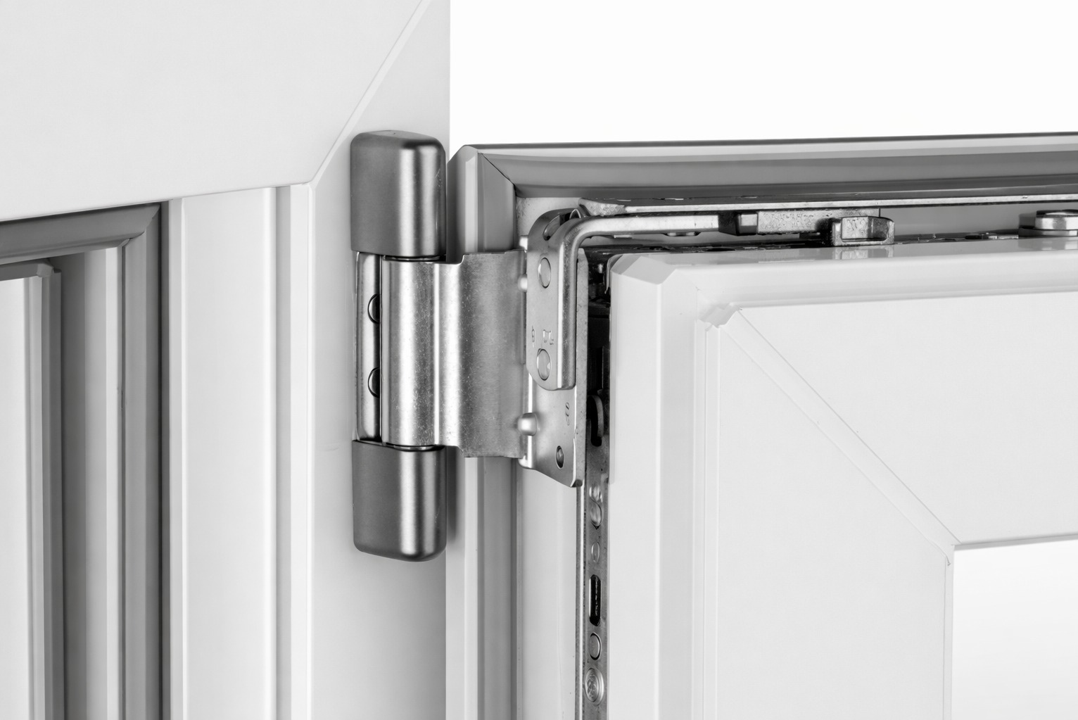Detal okna PCV z widocznym, metalowym zawiasem i mechanizmem otwierania. Precyzyjne wykonanie, białe ramy okienne. Widok z bliska na element okucia.