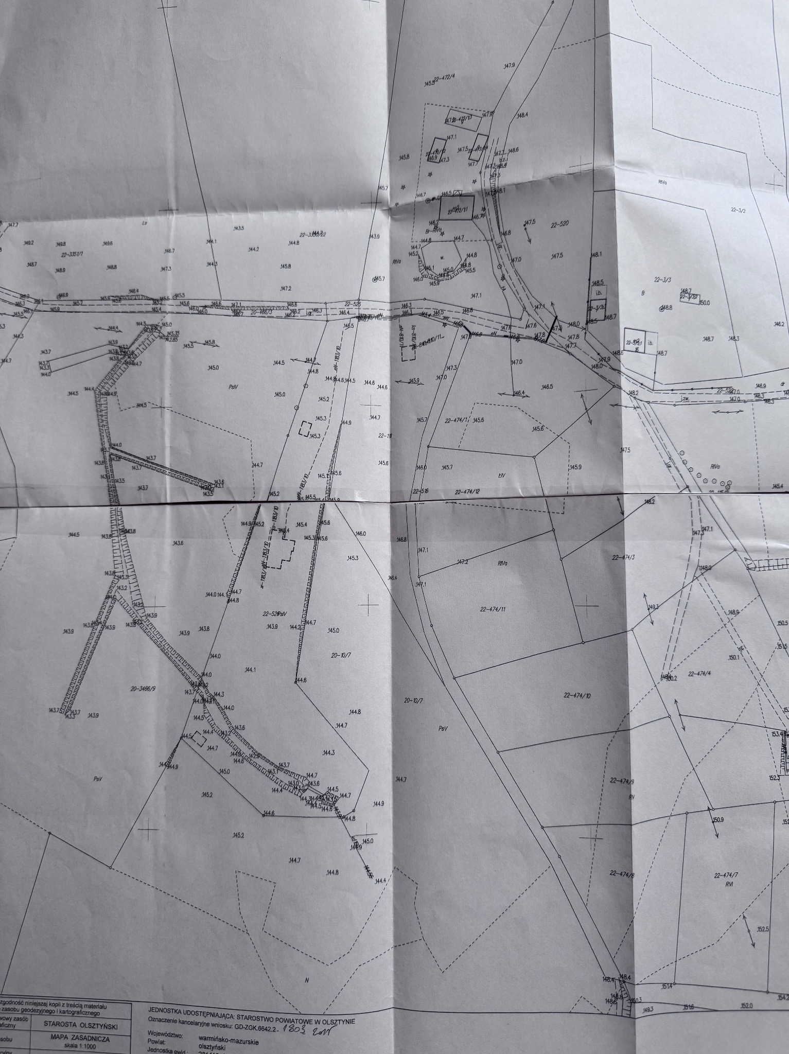 Mapa zasadnicza Starostwa Powiatowego w Olsztynie, skala 1:1000, z naniesionymi numerami działek i wysokościami terenu. Dokumentacja geodezyjna.