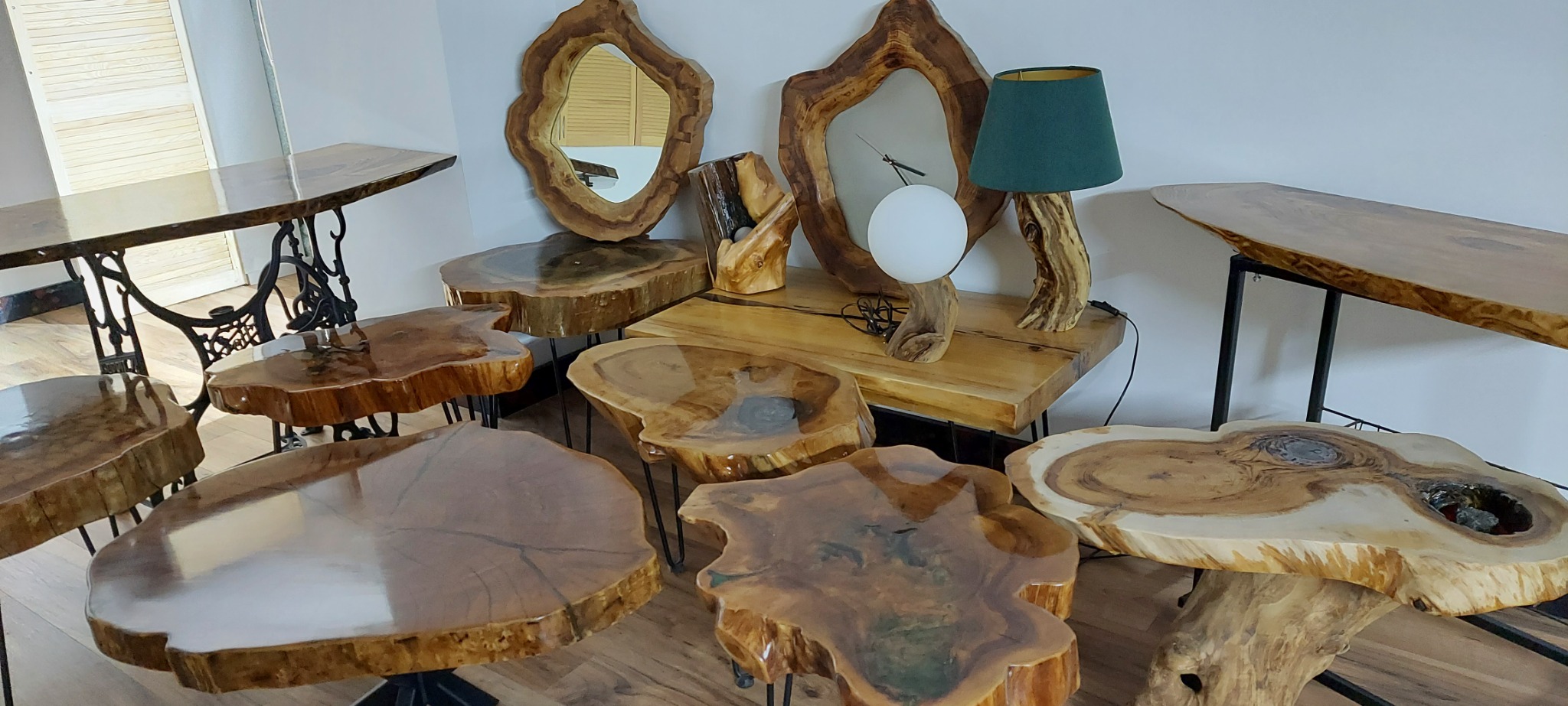 Ręcznie robione stoliki kawowe i konsole z plastrów drewna o nieregularnych kształtach, wykończone żywicą, z widocznymi słojami i naturalnymi krawędziami.