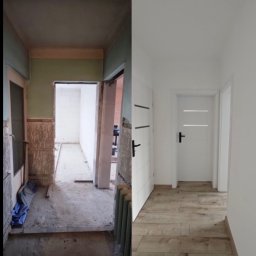 KoronaBud - Korytarz po remoncie: po lewej stan surowy z odsłoniętą cegłą, po prawej wykończony, z drewnopodobną podłogą i białymi drzwiami. Widok z góry.