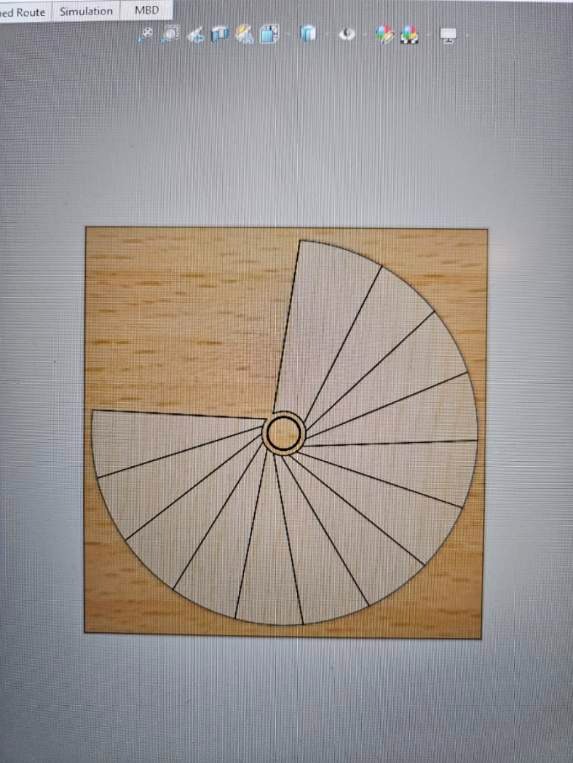 Schemat schodów wachlarzowych na drewnianej płycie, widok z góry. Projekt schodów z podziałem na stopnie.