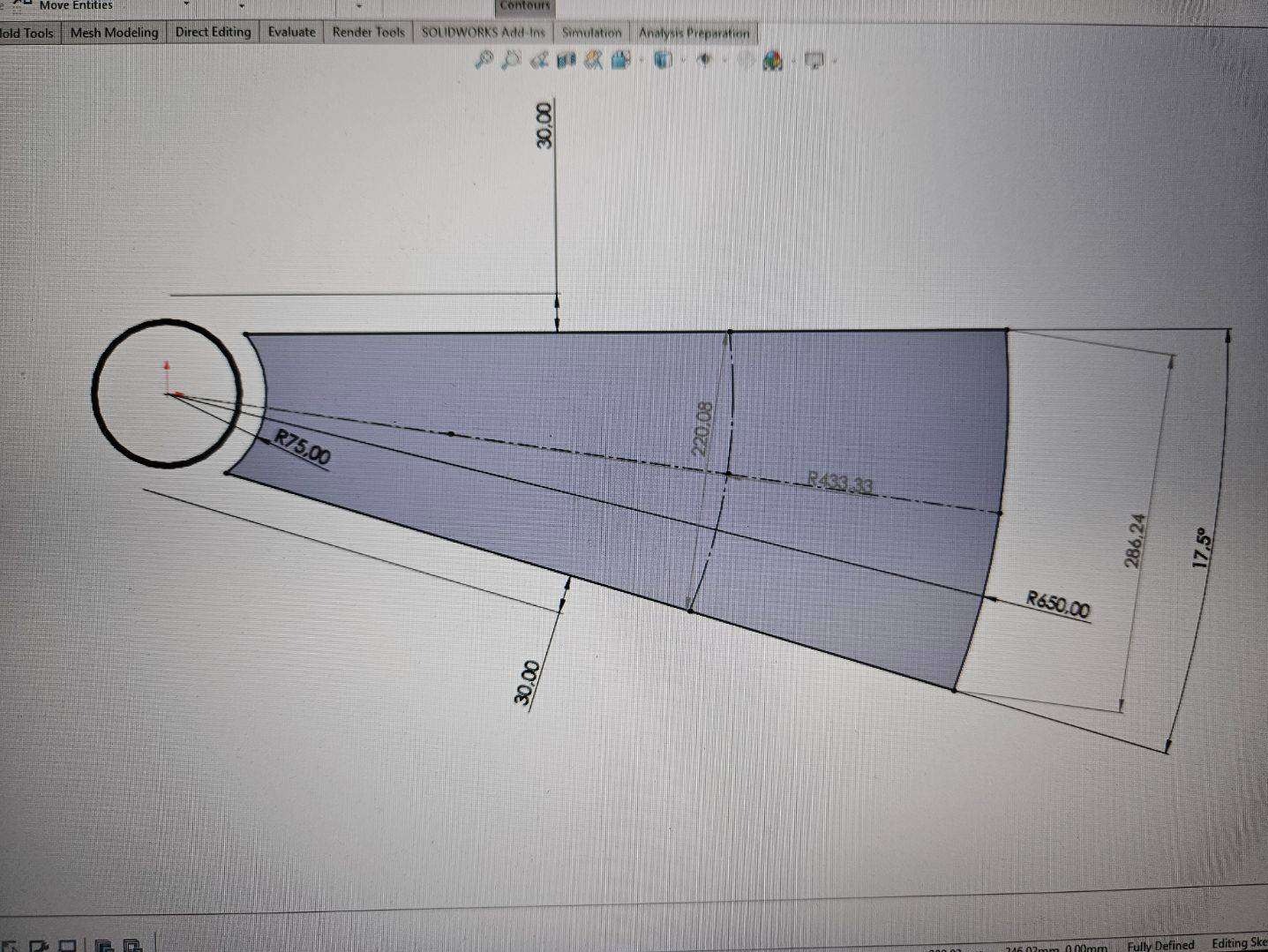 Techniczny rysunek CAD przedstawiający projekt elementu z wymiarami i oznaczeniami, wykonany w programie SOLIDWORKS, z widocznymi narzędziami modelowania.