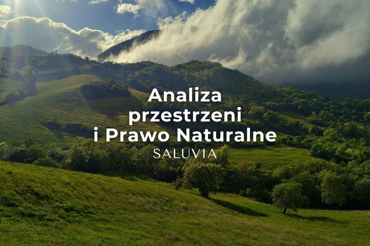 Krajobraz Lesko: wzgórza, zieleń i chmury. Tekst 'Analiza przestrzeni i Prawo Naturalne SALUVIA' nałożony na zdjęcie. Naturalne piękno w analizie.